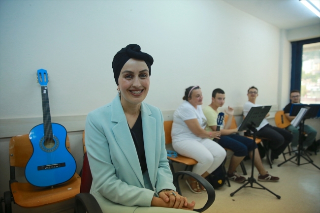 Down sendromlu gençlerin gitar tutkusu