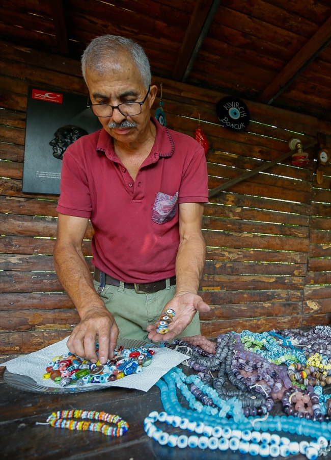 Nazar boncuğu tutkusuyla 'Yaşayan İnsan Hazinesi' unvanına sahip oldu