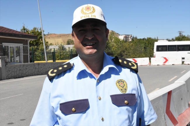 Çocuklardan hatalı araç süren ebeveynlerine kırmızı düdük