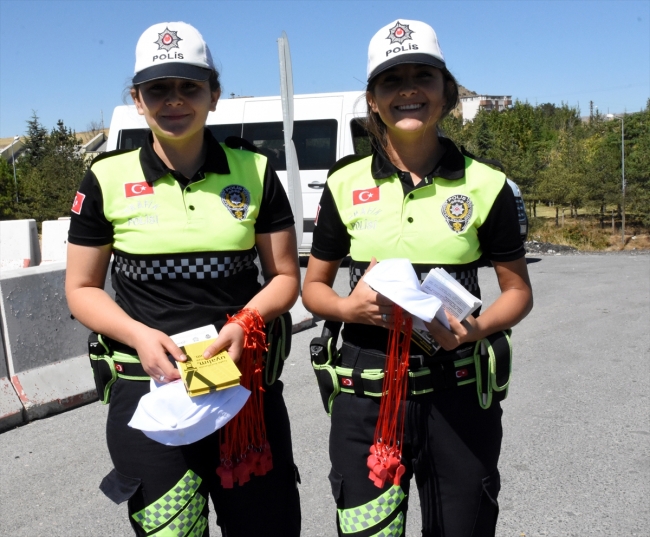 Çocuklardan hatalı araç süren ebeveynlerine kırmızı düdük