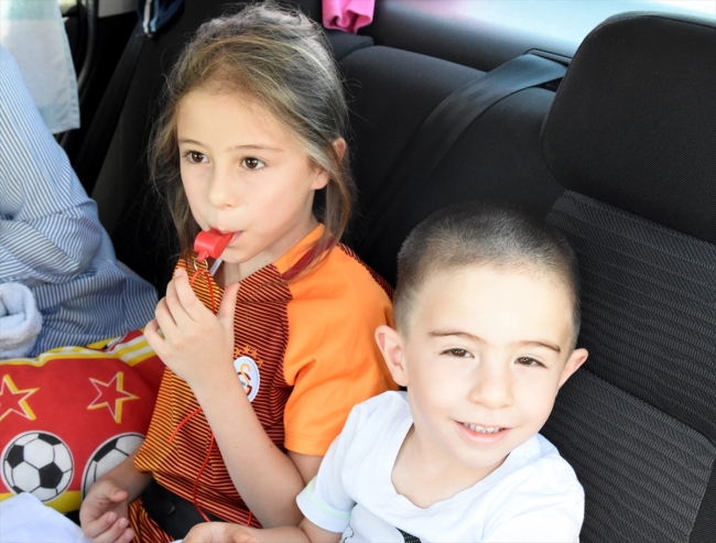 Çocuklardan hatalı araç süren ebeveynlerine kırmızı düdük