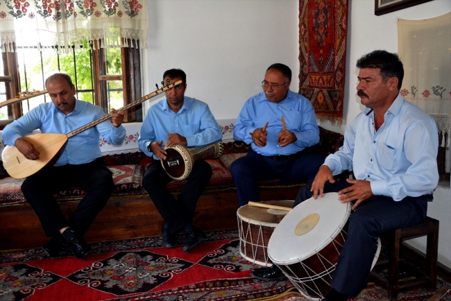Kırşehir'in "gönül elçileri" bozlak kültürünü tanıtıyor