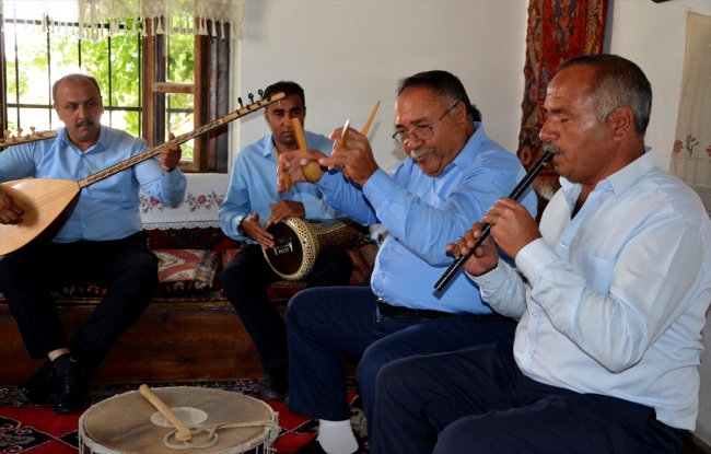 Kırşehir'in "gönül elçileri" bozlak kültürünü tanıtıyor