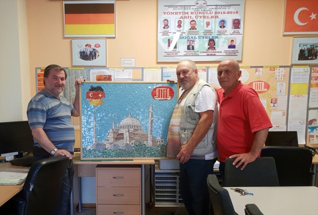 İtalyan ustadan Almanya'daki camiye anlamlı hediye