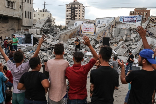 İsrail'in vurduğu kültür merkezi enkazında Gazze'ye destek konseri