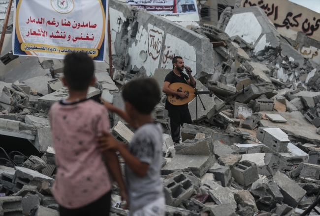 İsrail'in vurduğu kültür merkezi enkazında Gazze'ye destek konseri