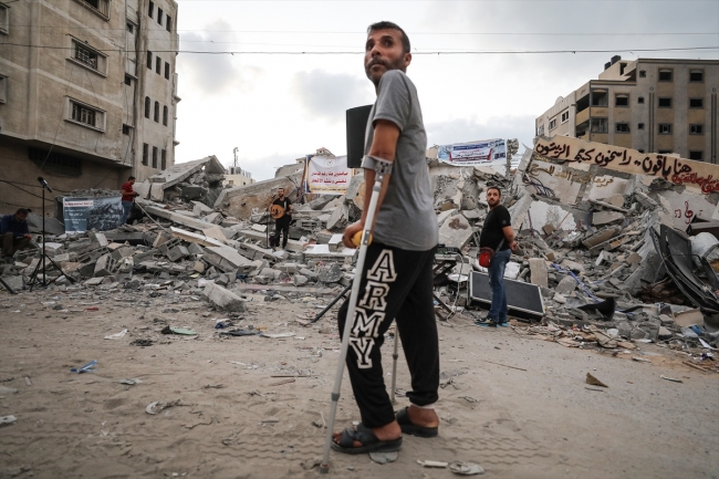 İsrail'in vurduğu kültür merkezi enkazında Gazze'ye destek konseri