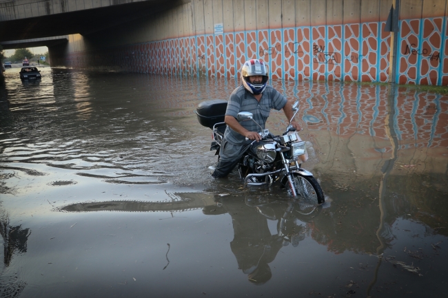 Adana'da sulama kanalı taştı