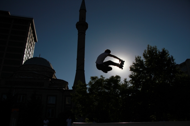 Patenci gençler akrobatik hareketlerle sınırları zorluyor