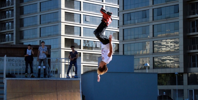 Patenci gençler akrobatik hareketlerle sınırları zorluyor