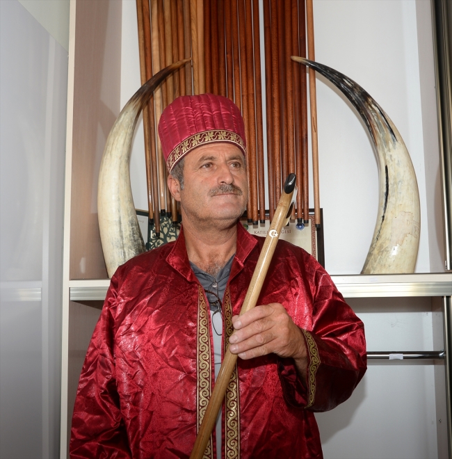 70 metrekarelik atölyesinde bastonlarını ince işçilikle süslüyor