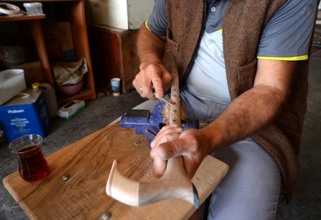 70 metrekarelik atölyesinde bastonlarını ince işçilikle süslüyor