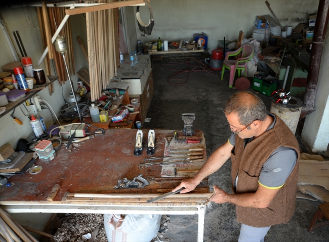 70 metrekarelik atölyesinde bastonlarını ince işçilikle süslüyor