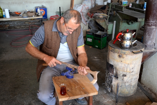 70 metrekarelik atölyesinde bastonlarını ince işçilikle süslüyor