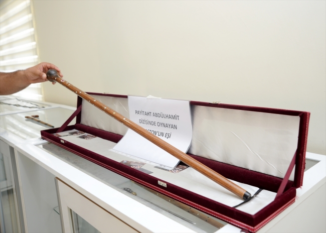 70 metrekarelik atölyesinde bastonlarını ince işçilikle süslüyor