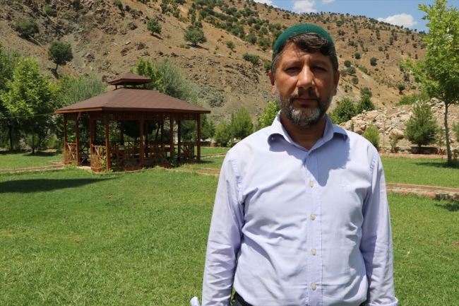 İmam atandığı köyü yeniledi