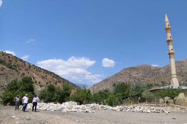 İmam atandığı köyü yeniledi