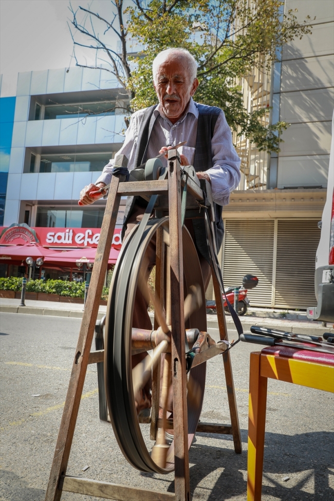 Yarım asırdır sokak sokak gezerek bileyicilik yapıyor