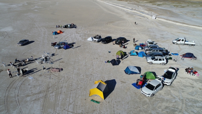 Turistlerin gözdesi Tuz Gölü'nü flamingolar süslüyor