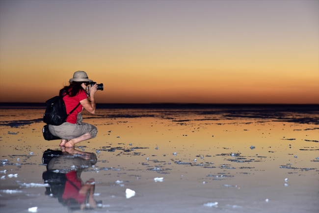 Turistlerin gözdesi Tuz Gölü'nü flamingolar süslüyor