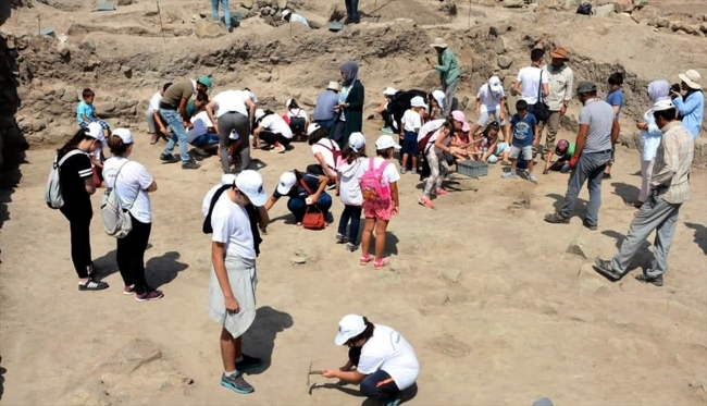 Kırşehir'de öğrenciler arkeoloji kazılarına katıldı