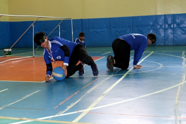 Görme engelli gençler "goalball" ile sosyalleşiyor