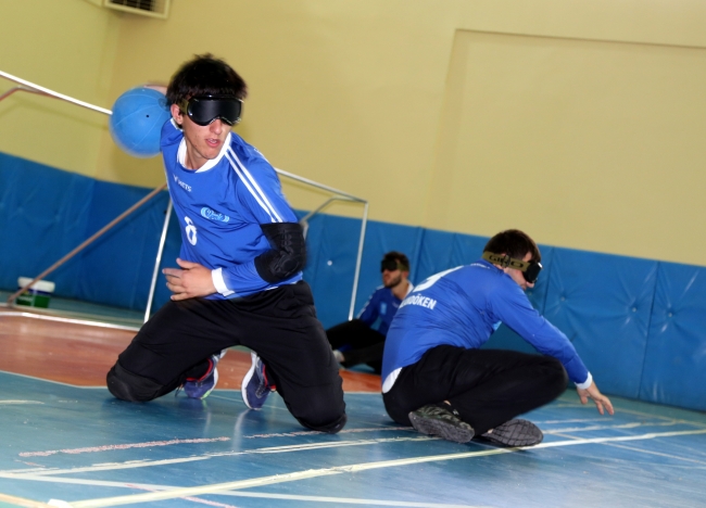 Görme engelli gençler "goalball" ile sosyalleşiyor