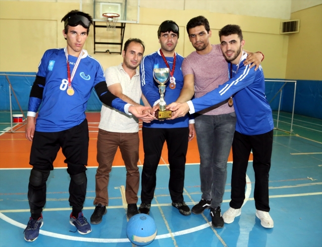Görme engelli gençler "goalball" ile sosyalleşiyor