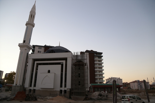 Alman yöneticisinden etkilenerek memleketinde 8 cami yaptırdı