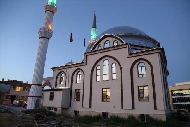 Alman yöneticisinden etkilenerek memleketinde 8 cami yaptırdı