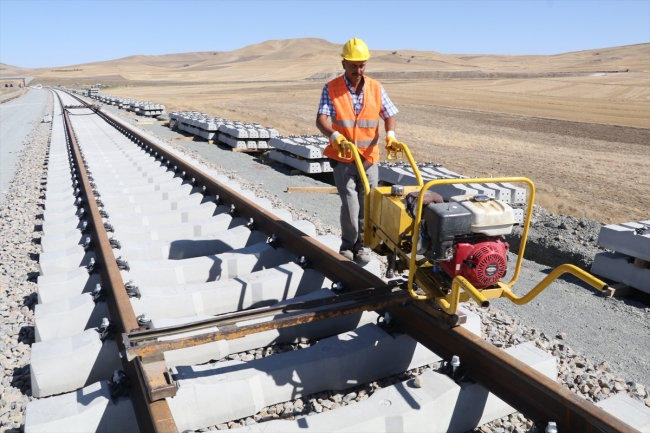Ankara-Sivas YHT Projesi'nde ray serim çalışmaları hızlandı