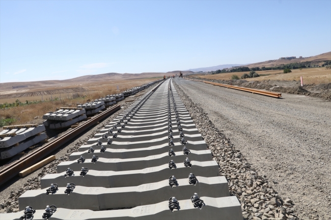 Ankara-Sivas YHT Projesi'nde ray serim çalışmaları hızlandı