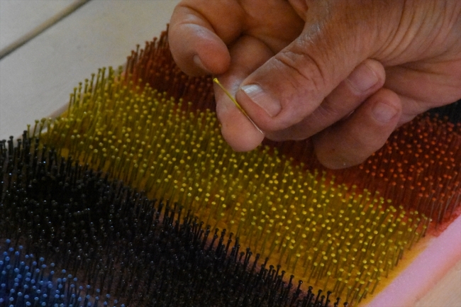 Toplu iğneleri sanata dönüştürüyor