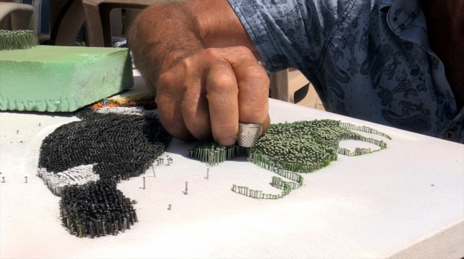 Toplu iğneleri sanata dönüştürüyor