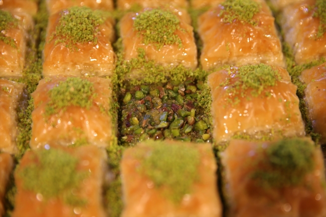 Kurban Bayramı öncesi Şanlıurfalı baklavacıların fazla mesaisi