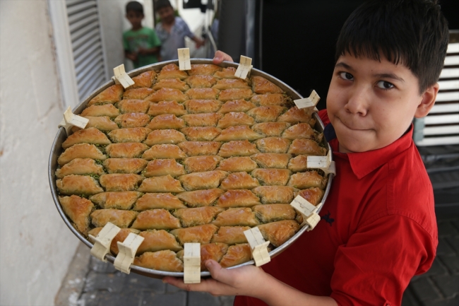 Kurban Bayramı öncesi Şanlıurfalı baklavacıların fazla mesaisi