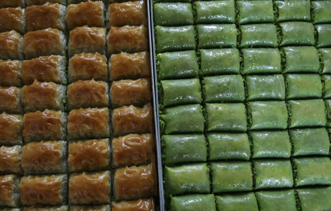 Kurban Bayramı öncesi Şanlıurfalı baklavacıların fazla mesaisi