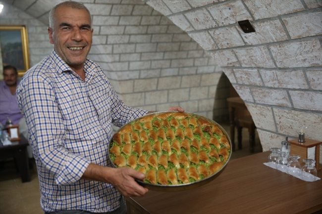Kurban Bayramı öncesi Şanlıurfalı baklavacıların fazla mesaisi