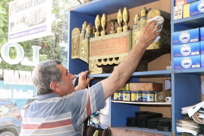 57 yıldır ayakkabı boyayarak ekmeğini kazanıyor