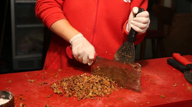 Düzceli kız kardeşlerin kokoreç mesaisi