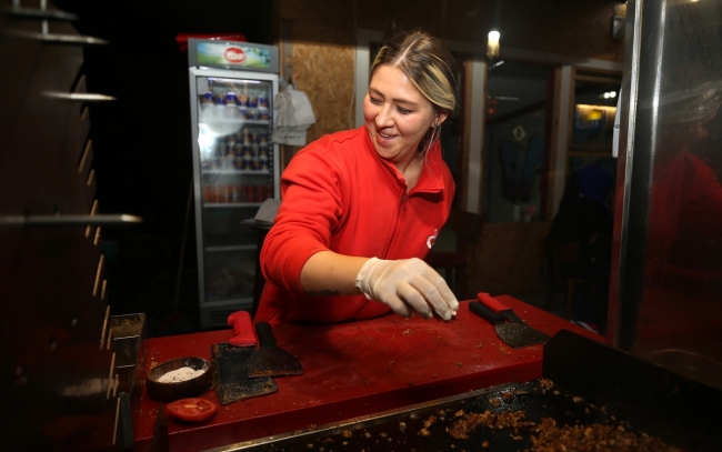 Düzceli kız kardeşlerin kokoreç mesaisi