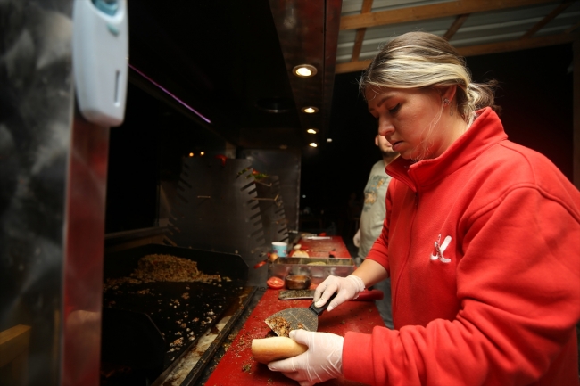 Düzceli kız kardeşlerin kokoreç mesaisi