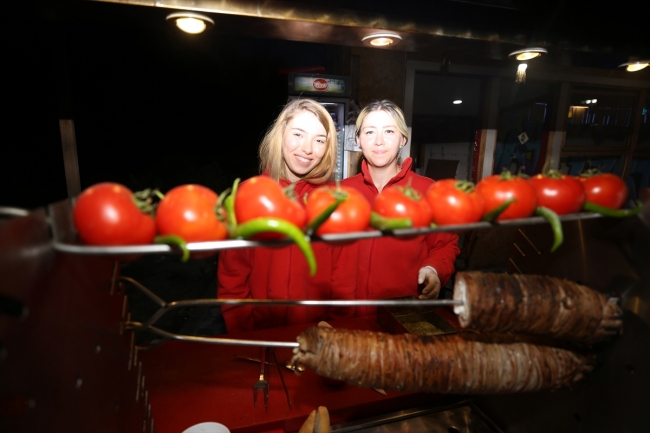 Düzceli kız kardeşlerin kokoreç mesaisi