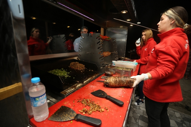 Düzceli kız kardeşlerin kokoreç mesaisi