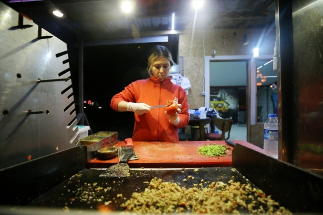 Düzceli kız kardeşlerin kokoreç mesaisi