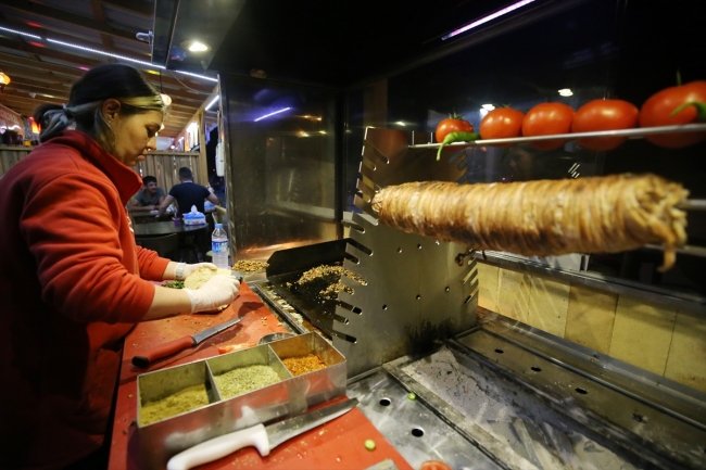 Düzceli kız kardeşlerin kokoreç mesaisi