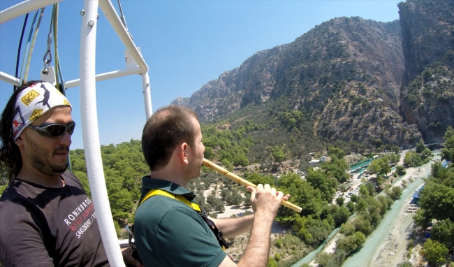 Görme engelli öğretmenin bungee jumping heyecanı