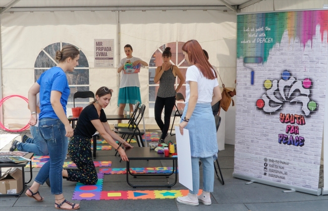 Saraybosna'da Suriyeli çocukların kişisel eşyaları sergilendi