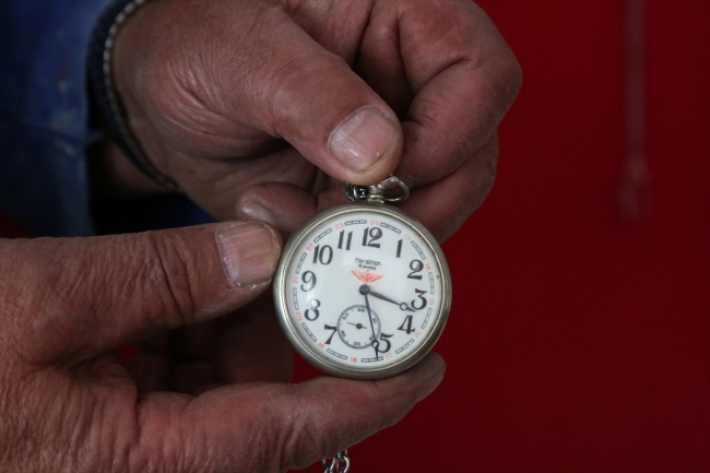 Eski cep saatlerini toplayıp köyünde sergiliyor