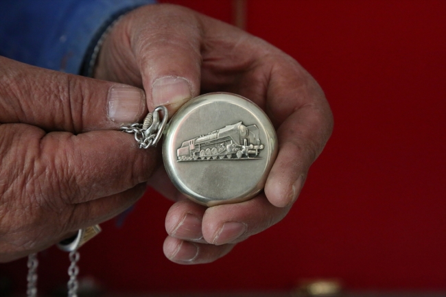 Eski cep saatlerini toplayıp köyünde sergiliyor